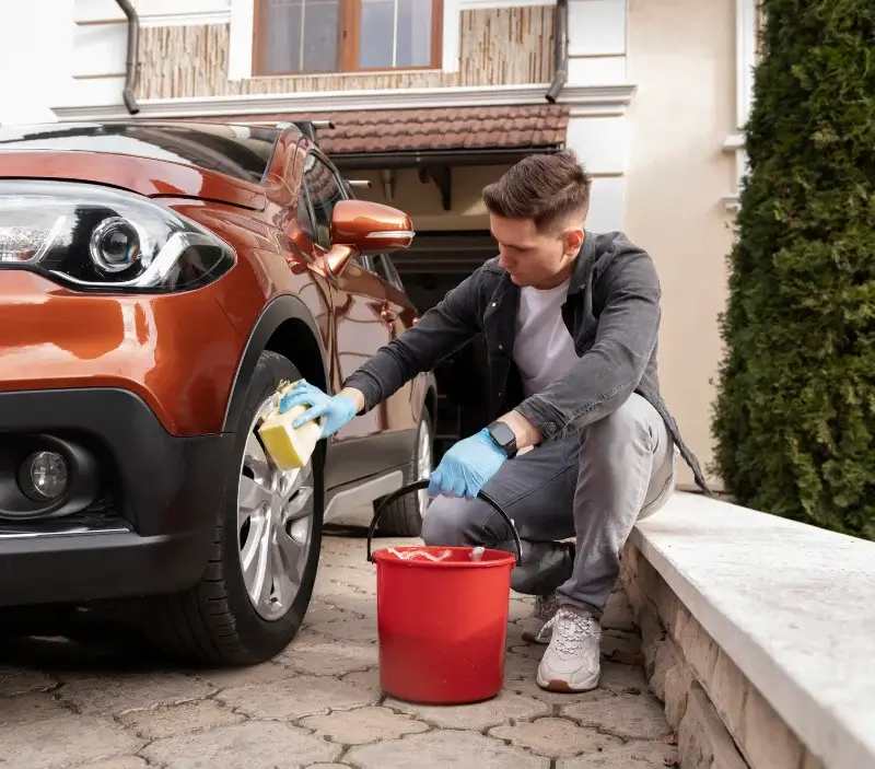 Lavage auto à domicile Saint-Benoît-du-Sault : professionnel intervenant sur un véhicule